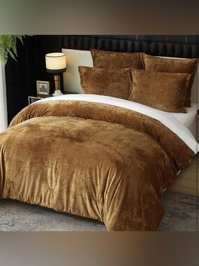 Soft Velvet Harvest Gold 5 Piece Comforter Set - Cozy Bedroom Luxe Set   New !!!